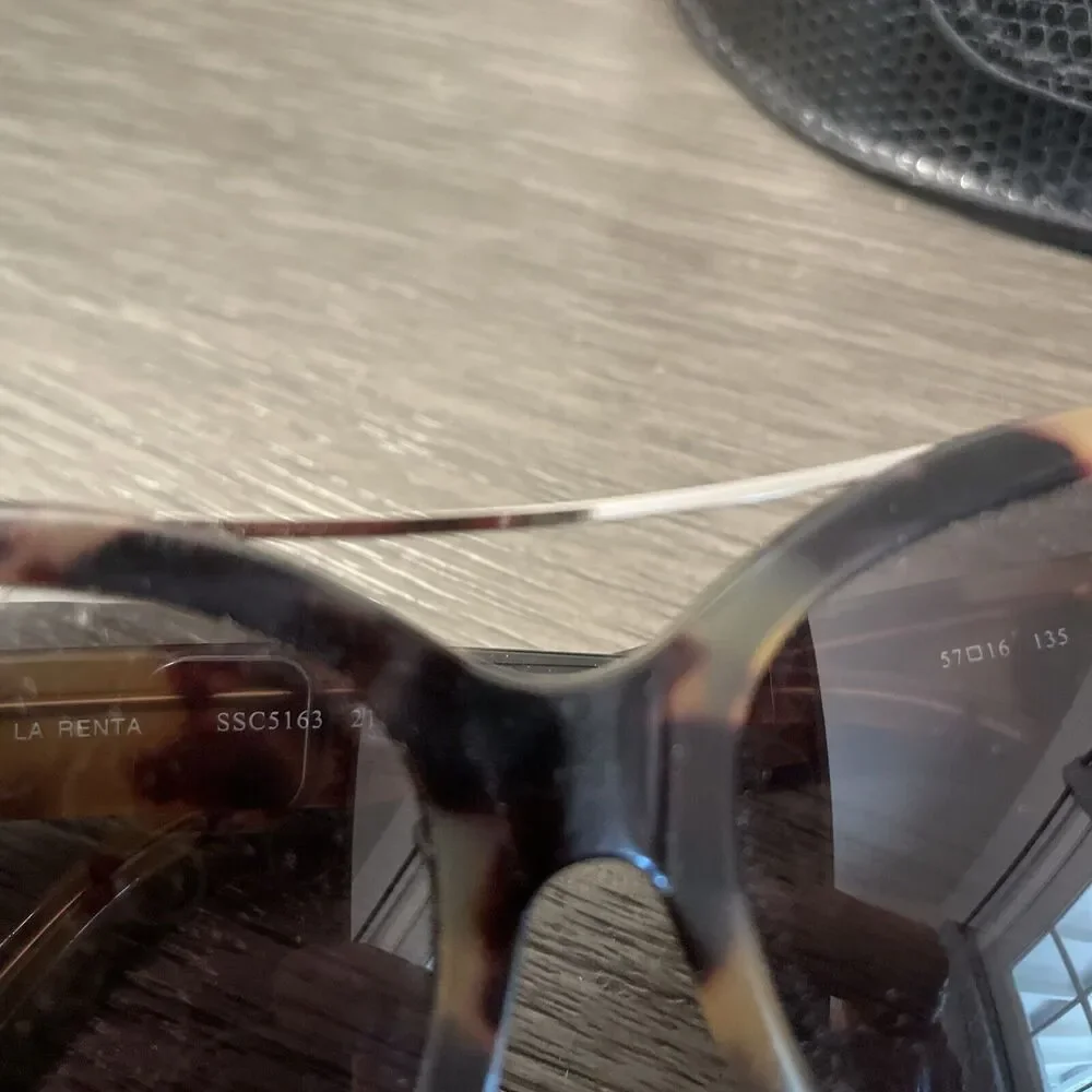 Oscar De La Renta Tortoise Brown  Sunglasses With Case Women’s
